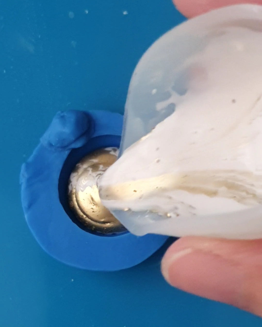 Hand-pouring mineral composite